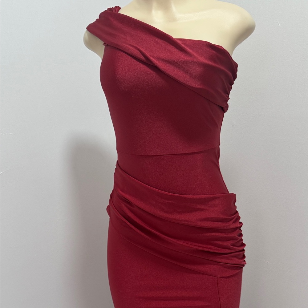 Elegant Burgundy One-Shoulder Dress - Picture 2 of 5